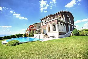 Lighthouse Luxe Estate Apart & Villas