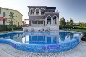 Lighthouse Luxe Estate Apart & Villas