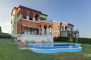 Lighthouse Luxe Estate Apart & Villas