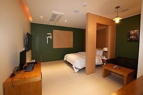 River Hotel