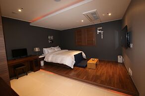 River Hotel