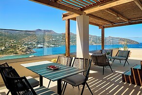 Zeus Eleva Mirabello Bay