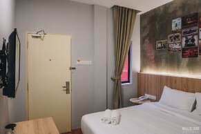 CIQ HOTEL at Jalan Trus