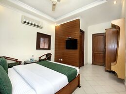 OYO 990 Hotel Paradise
