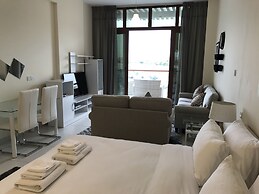 Yanjoon Holiday Homes - Palm Views