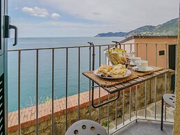 Il Baluardo Sea View Apartment on the Cliff
