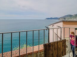 Il Baluardo Sea View Apartment on the Cliff