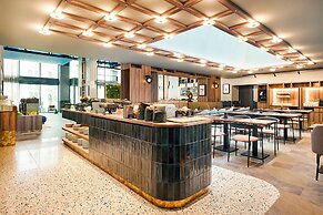 D8 Hotel