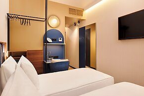 D8 Hotel