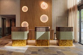 D8 Hotel