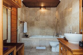 Desa Swan Villas & SPA
