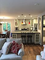 TO Stays - Waterfront Lake House Retreat