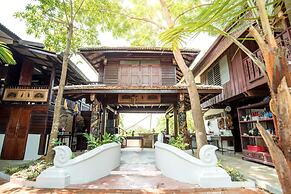 Boon Home Stay Arts and Crafts
