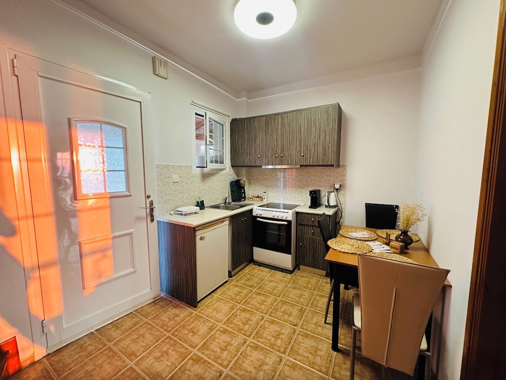 Nikos Apartments