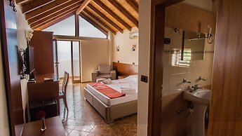 Paradise Lukova Hotel