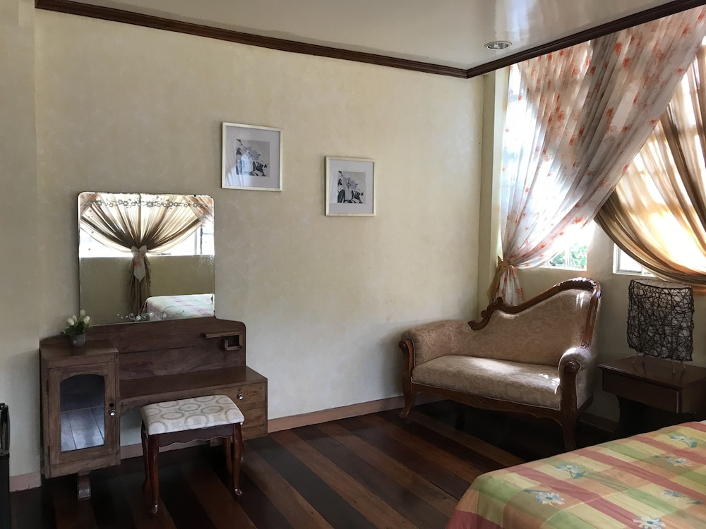 La Casa Roa Hostel