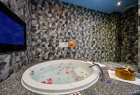 Chen He Spa Motel