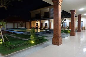 Tom's Inn Pecatu