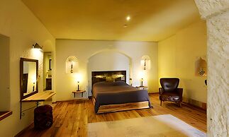 Seki Cave Hotel
