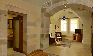 Seki Cave Hotel