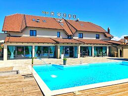 16 Lakes Hotel