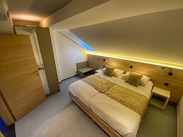 16 Lakes Hotel