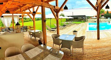16 Lakes Hotel