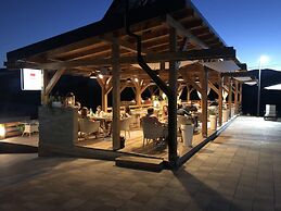 16 Lakes Hotel