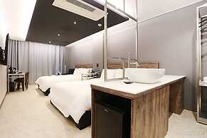 Louis Hotel