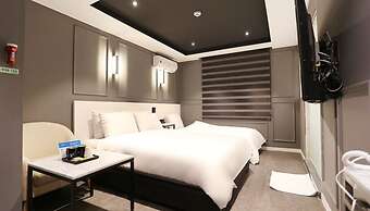 Louis Hotel