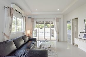 BaanPromphun Pool Villa by BV