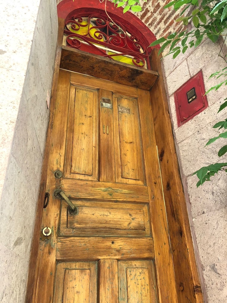 Tarihi Kucuk Tas Konak