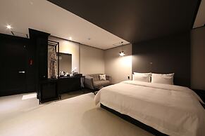 Gupo Station Almond Hotel