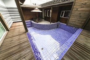Gupo Station Almond Hotel