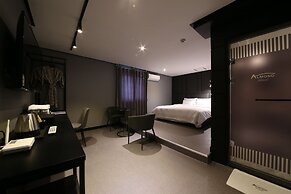 Gupo Station Almond Hotel