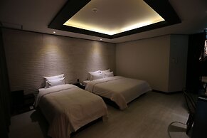 Gupo Station Almond Hotel