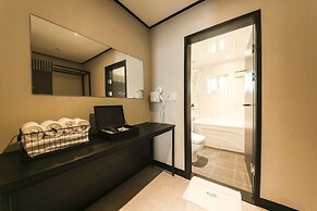 Gupo Station Almond Hotel