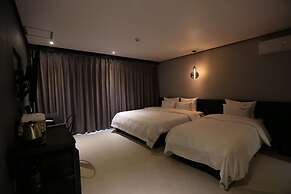 Gupo Station Almond Hotel