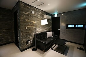 Gupo Station Almond Hotel