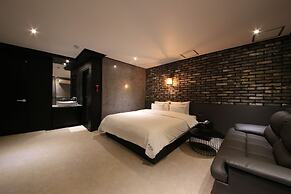 Gupo Station Almond Hotel