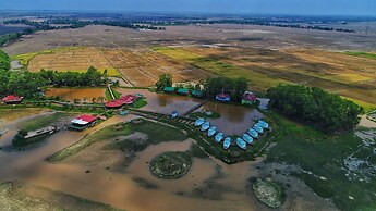 Moe Yun Gyi Wetlands Resort
