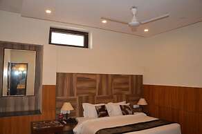 Hotel Seven Oaks