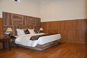 Hotel Seven Oaks