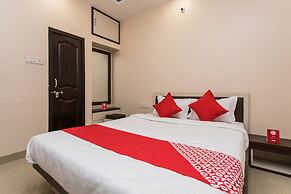 OYO 12161 Hotel Madhur Inn