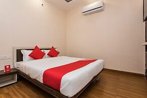 OYO 12161 Hotel Madhur Inn