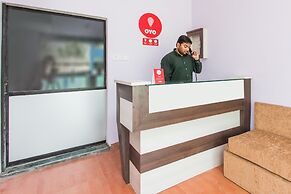 OYO 12161 Hotel Madhur Inn