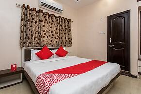 OYO 12161 Hotel Madhur Inn