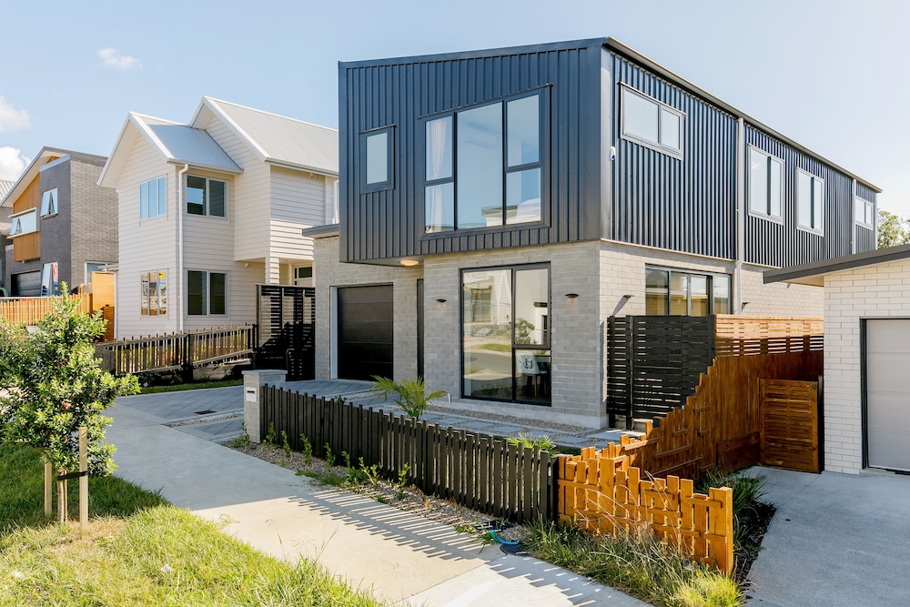 Hero Holiday House L12
