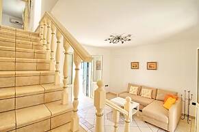 Ada Lovely House
