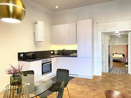 Luxury Mint Apartments Main Square
